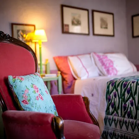 Romantic Retreat With Pool *