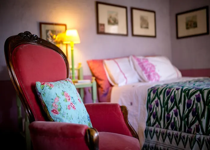 Romantic Retreat With Pool *